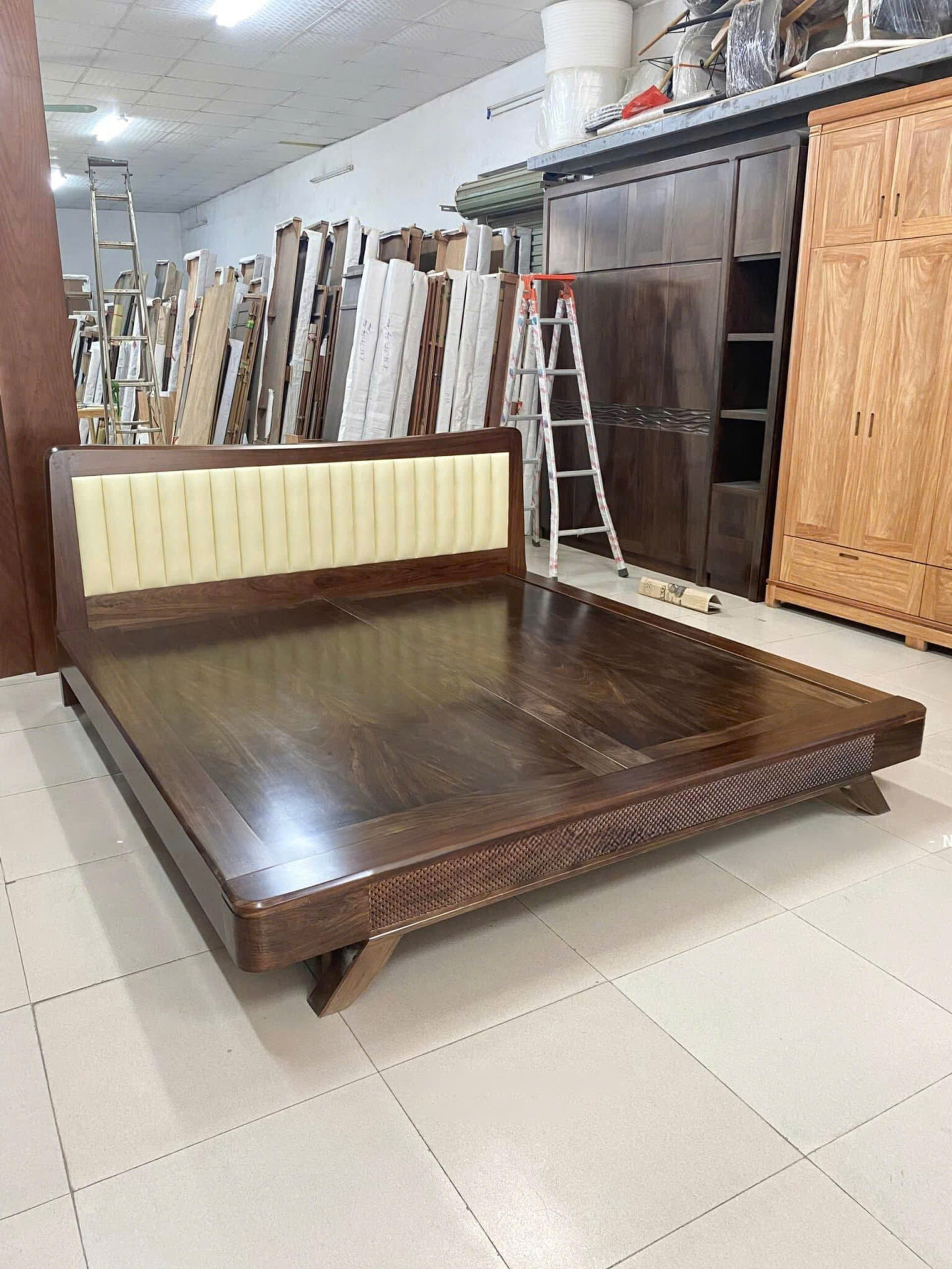 Giường Ngủ Chân Thuyền 1m6 Gỗ Hương Màu Óc Chó GN113