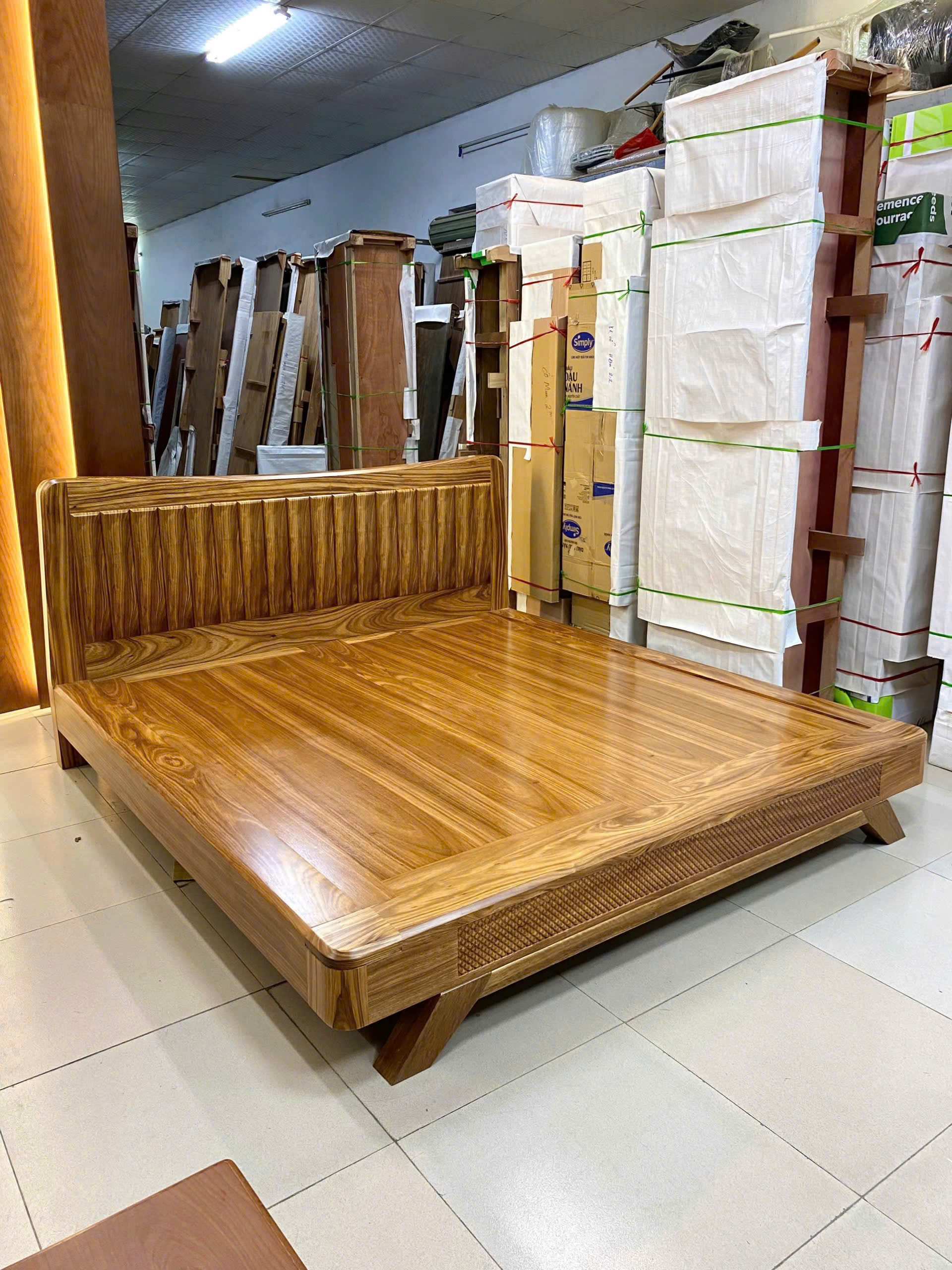 Giường Ngủ Chân Thuyền Gỗ Hương Xám GN111