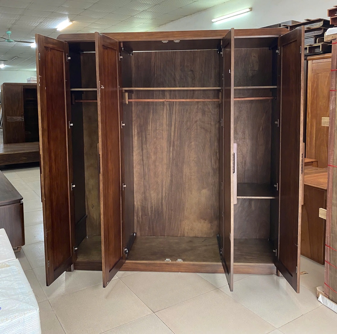 Tủ Áo Gỗ 3 Buồng 4 Cánh Hiện Đại TA77